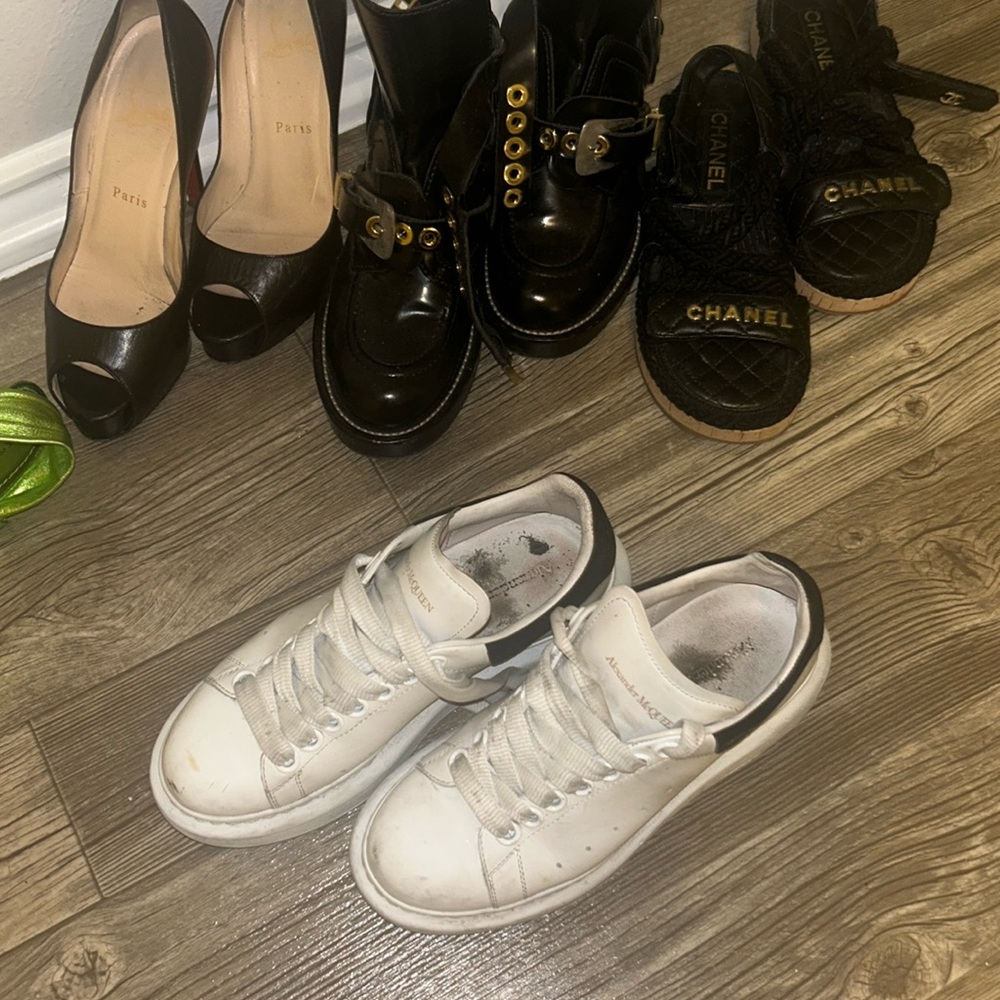 $70 ven m o Alexander McQueen black shoes